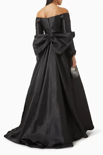 فستان طويل بأكتاف مكشوفة