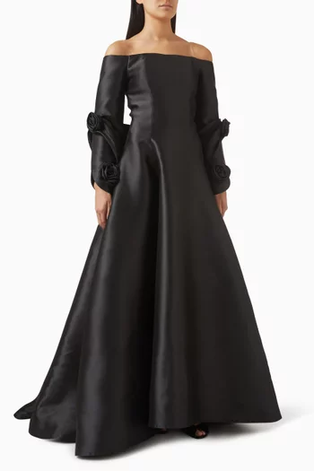 فستان طويل بأكتاف مكشوفة