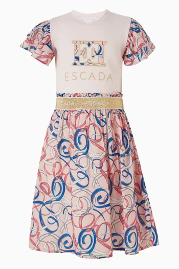 تنورة بنقشة تجريدية وشعار الماركة 