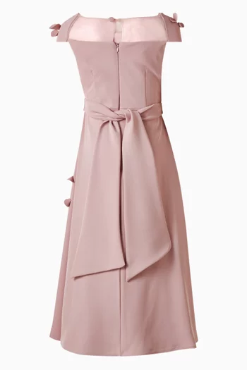 فستان طويل بقصة على شكل حرف A وتطريزات