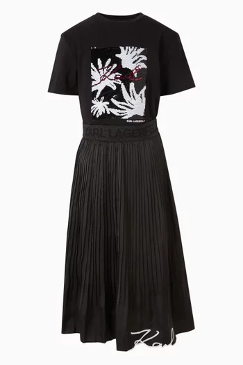 تنورة بطيات وحافة واسعة