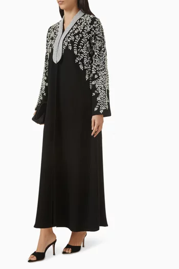 عباية مزينة بتطريزات بالخرز