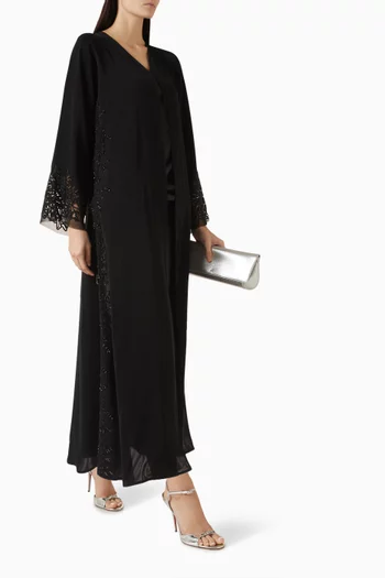 عباية بحواف دانتيل وتطريزات