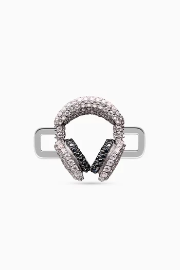 حلية بتصميم سماعات رأس مرصعة بأحجار