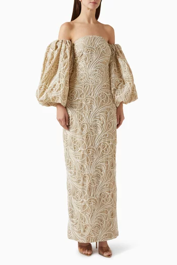 فستان طويل مزين بتطريزات تجريدية