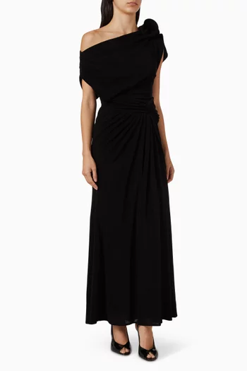 فستان بقصة ذيل السمكة وكتف مكشوف