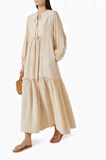 فستان طويل ومتعدد الطبقات