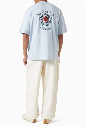 تي شيرت بشعار الماركة ووردة قطن