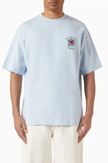 تي شيرت بشعار الماركة ووردة قطن