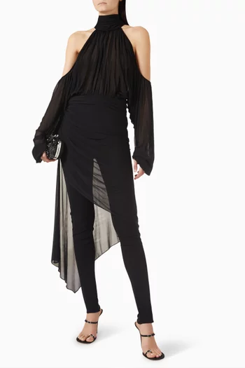 بلوزة بقصة غير متماثلة وأكتاف مكشوفة