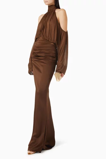 بلوزة بقصة غير متماثلة وأكتاف مكشوفة