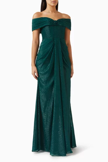 فستان طويل بأكتاف مكشوفة