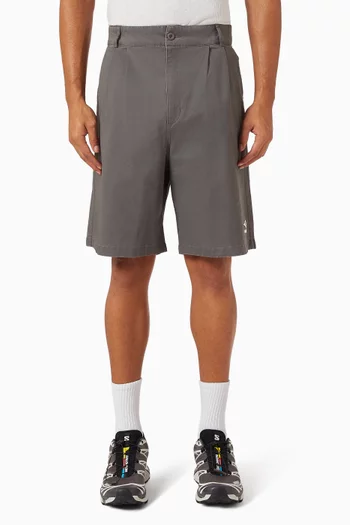 شورت شيبل إند بطيات أمونغست فيو × امبرو