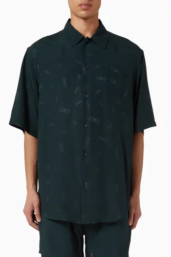 قميص تويست مينيمال بنقشة حرفي BB حرير