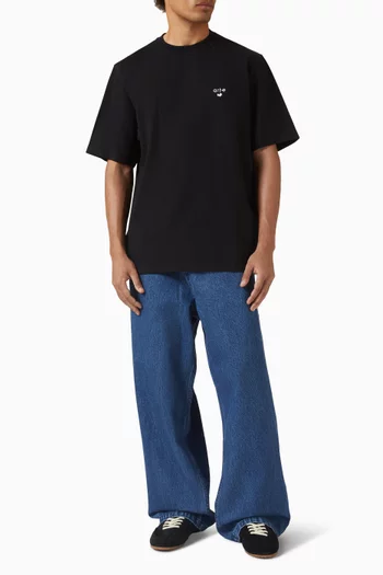 تي شيرت بشعار الماركة وقلب قطن