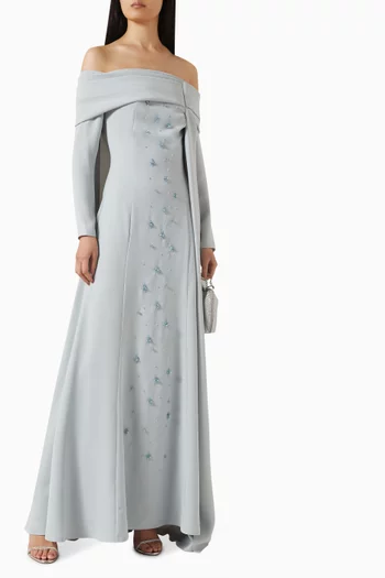 فستان بأكتاف مكشوفة ومطرز