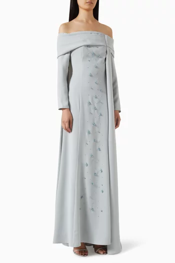 فستان بأكتاف مكشوفة ومطرز