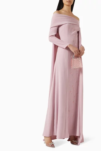 فستان سهرة بأكتاف مكشوفة مزين بتطريزات