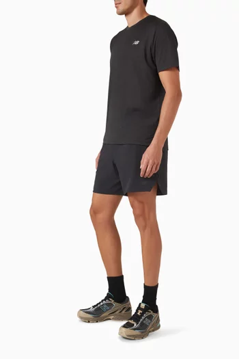 تي شيرت رياضي بشعار الماركة