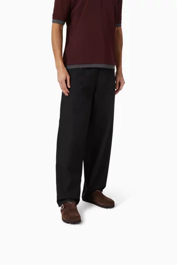 حذاء مفتوح من الخلف بشعار الماركة شمواه