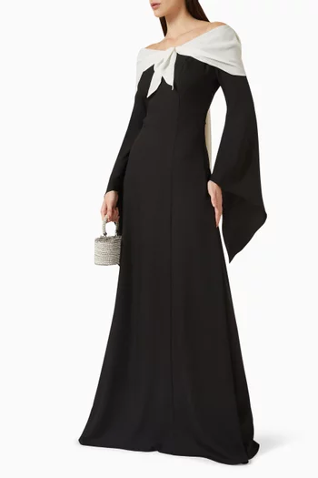 فستان بأكتاف مكشوفة وعقدة