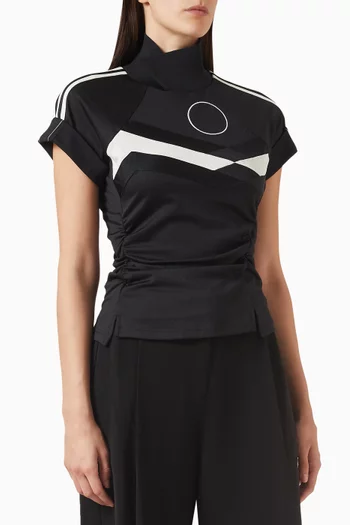 بلوزة بقصة ضيقة ومقسمة لأجزاء